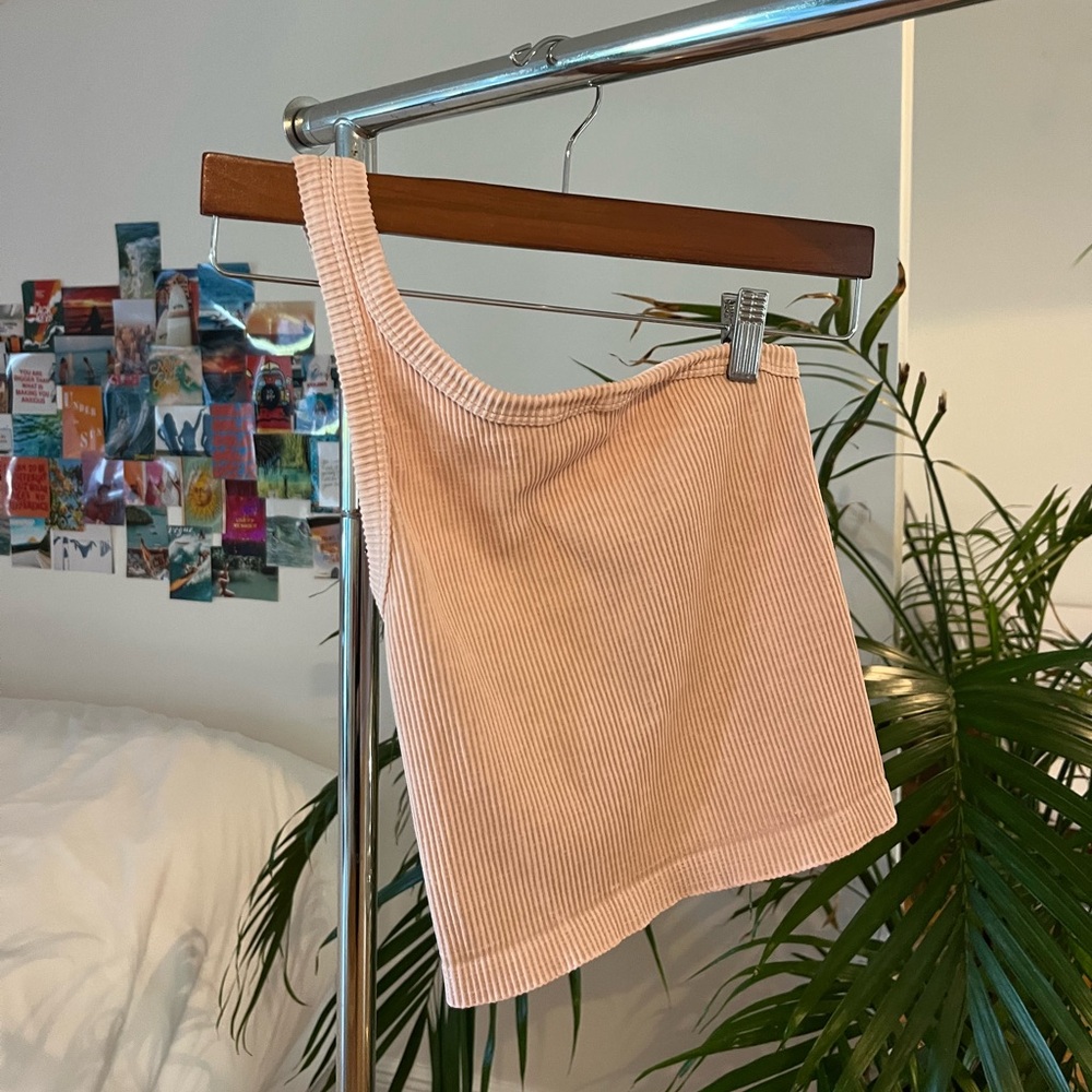 Pale pink one-shoulder Nikibiki tank top with ribbing details!